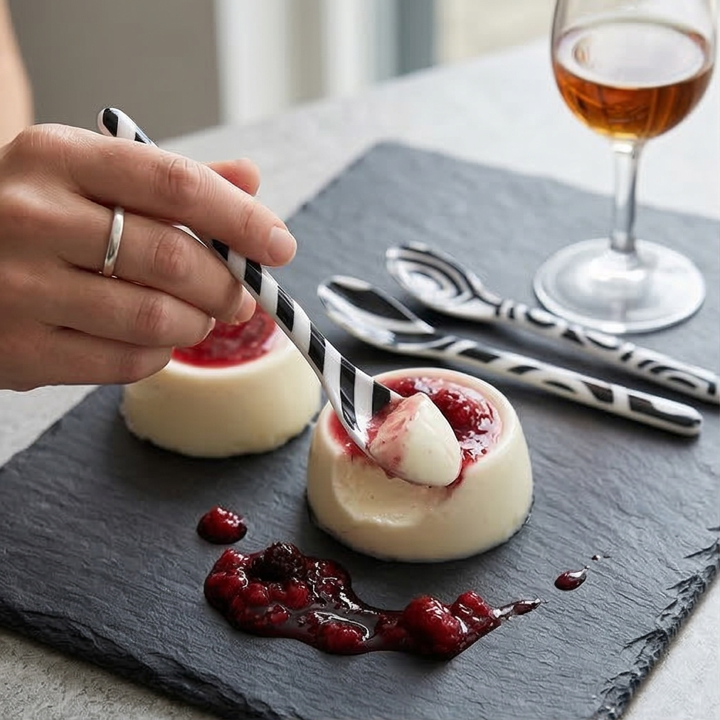 French Bull Dessert Spoon Set - Black &amp; White