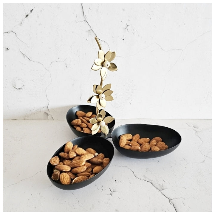 Luxe Gifting - Nut Bowl - Gold Leaf with Pearl - Black