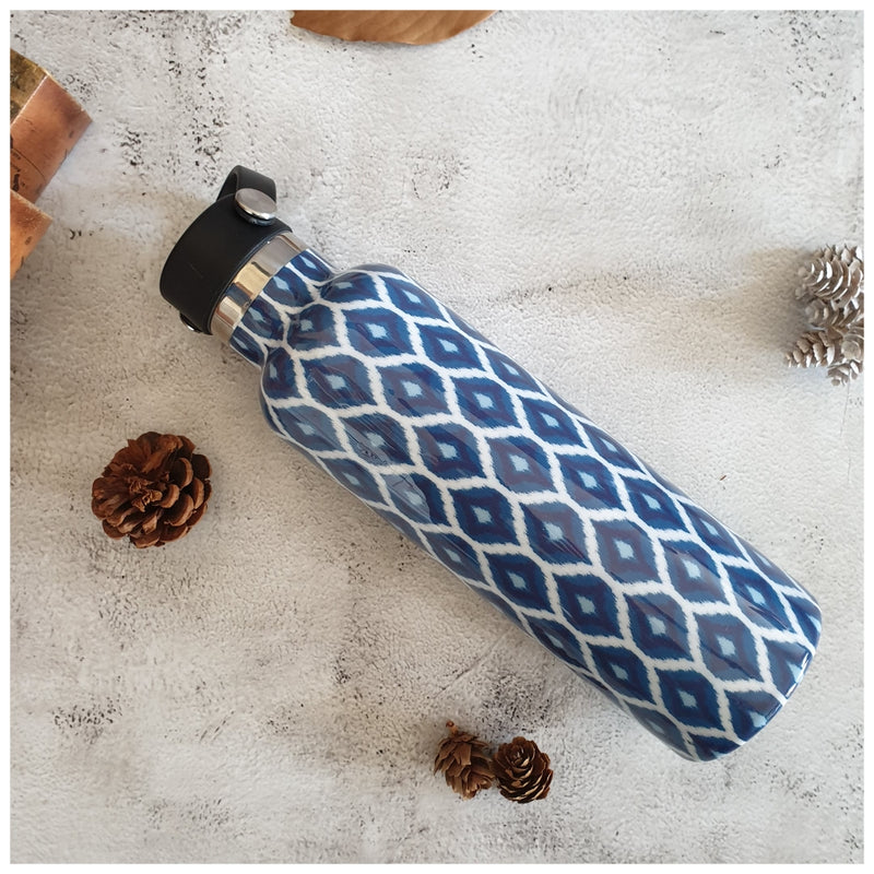 INSULATED BOTTLE, 750ml - HANDLE LOOP - BLUE & WHITE IKAT