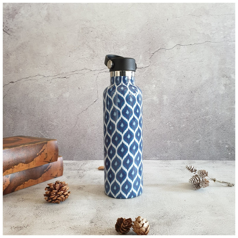 INSULATED BOTTLE, 750ml - HANDLE LOOP - BLUE & WHITE IKAT